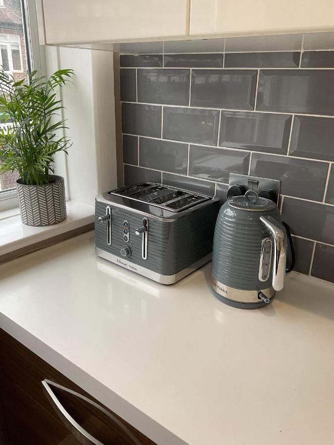 The Clock Tower Apartment - Spacious, Modern, 2 Bed Room Apartment , Southsea With Free Parking - Sleeps 4 Портцмаус Экстерьер фото