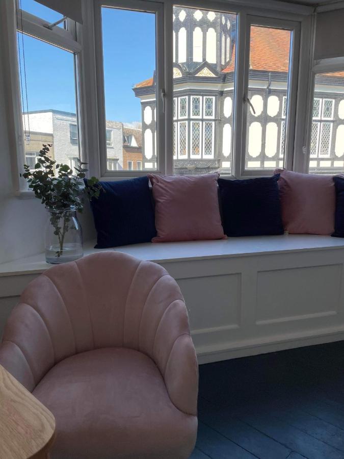 The Clock Tower Apartment - Spacious, Modern, 2 Bed Room Apartment , Southsea With Free Parking - Sleeps 4 Портцмаус Экстерьер фото