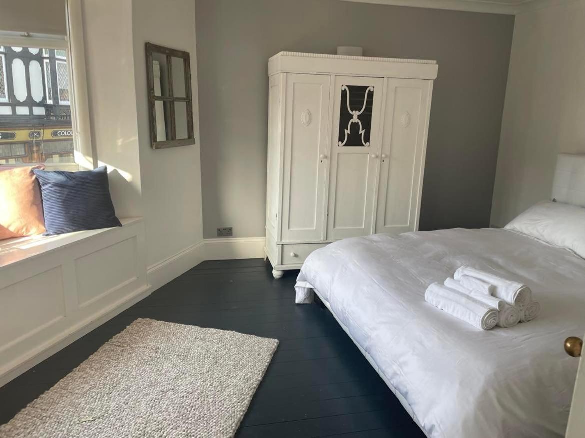 The Clock Tower Apartment - Spacious, Modern, 2 Bed Room Apartment , Southsea With Free Parking - Sleeps 4 Портцмаус Экстерьер фото